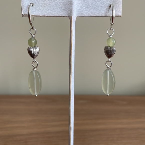 HAND CRAFTED EARRINGS Pale Mint Green Chrysolite Brushed Silver Plated Hearts - Picture 7 of 13